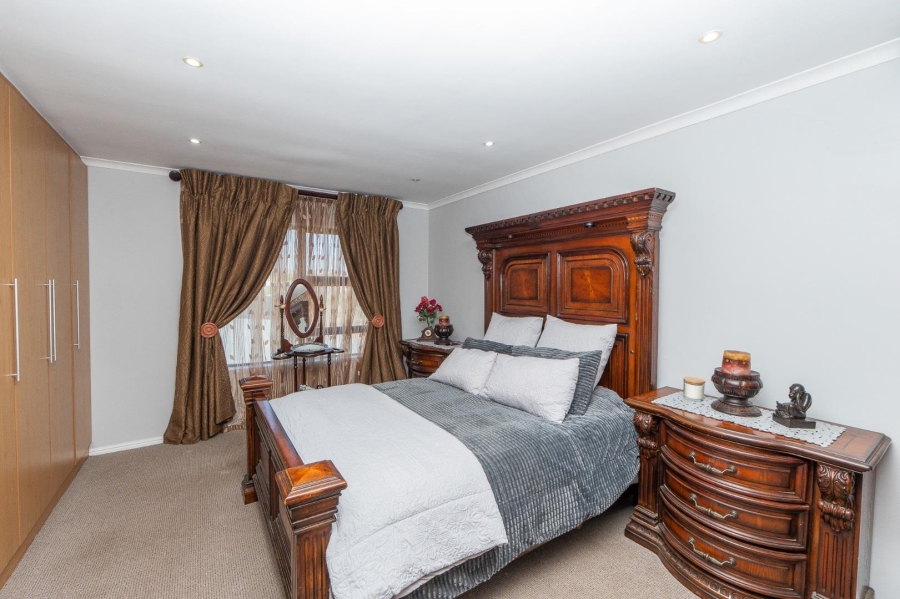 7 Bedroom Property for Sale in Myburgh Park Western Cape